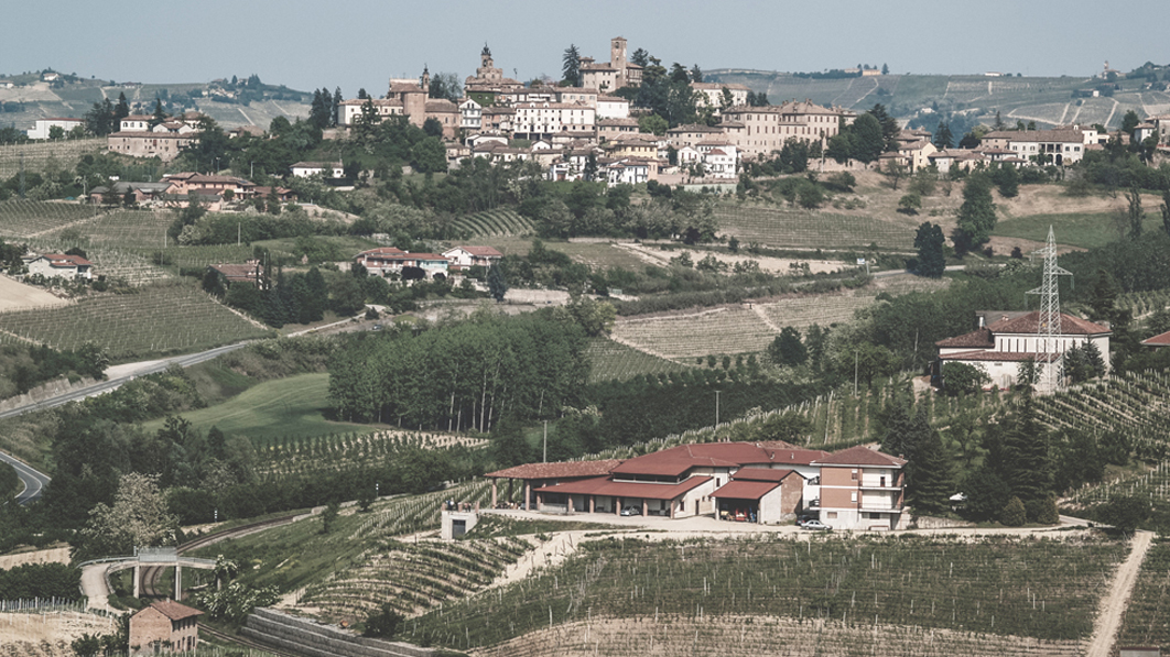 Cascina-Principe-con-il-Comune-di-Neive-sullo-sfondo_2
